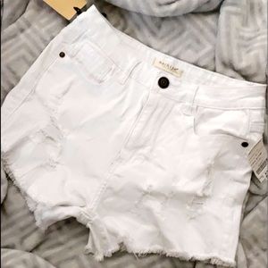 Cute white jeans!